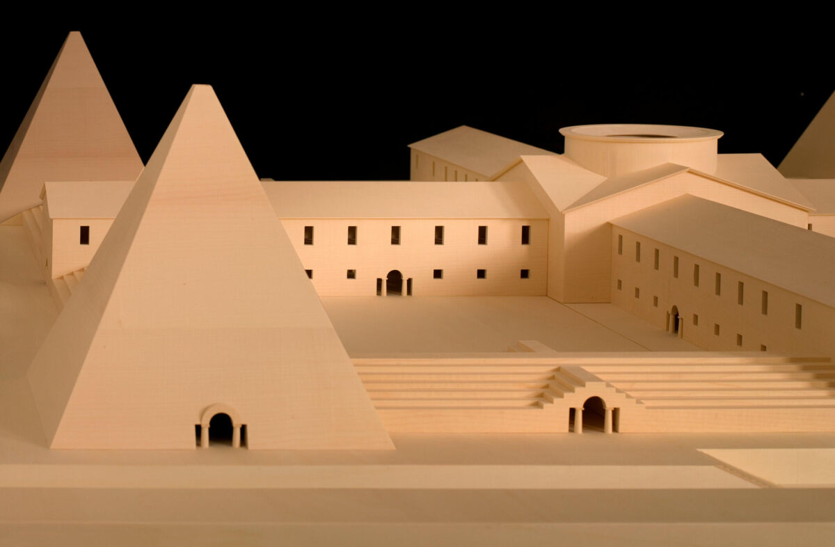 Das Architekturmodell Revolutionsarchitektur zeigt eine Fabrik mit Gießerei nach Entwurf von Claude-Nicola Ledoux mit 4 Pyramiden als Schlot. Architekturmodellbau atelierh22 Berlin